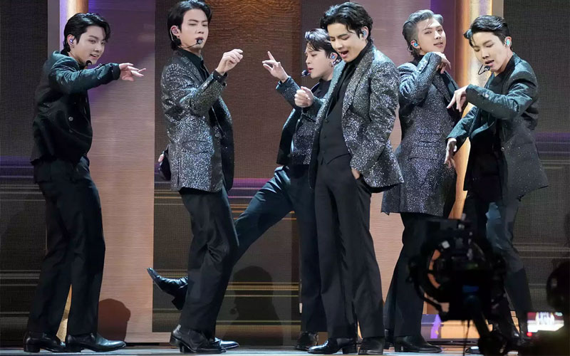 جونگ کوک از bts با رقصندگان خود هنر نمایی می کند