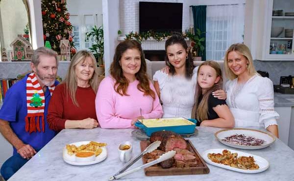 ببینید تصاویر جذاب از سلنا گومز را در حال آشپزی کنار خانواده